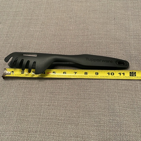 Tupperware Black Clip Together Tongs for Salads or Pasta Like New - Picture 7 of 9